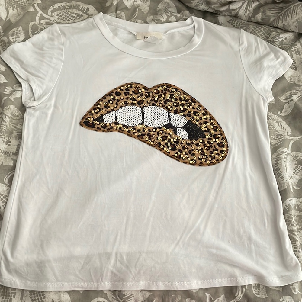 TEE🌸 - Picture 2 of 3